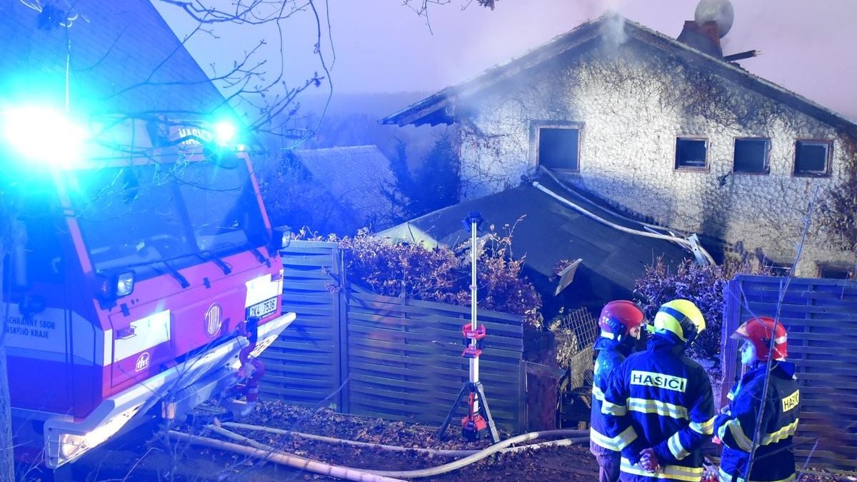 Ve vyhořelé chatě na Chebsku našli hasiči mrtvou ženu